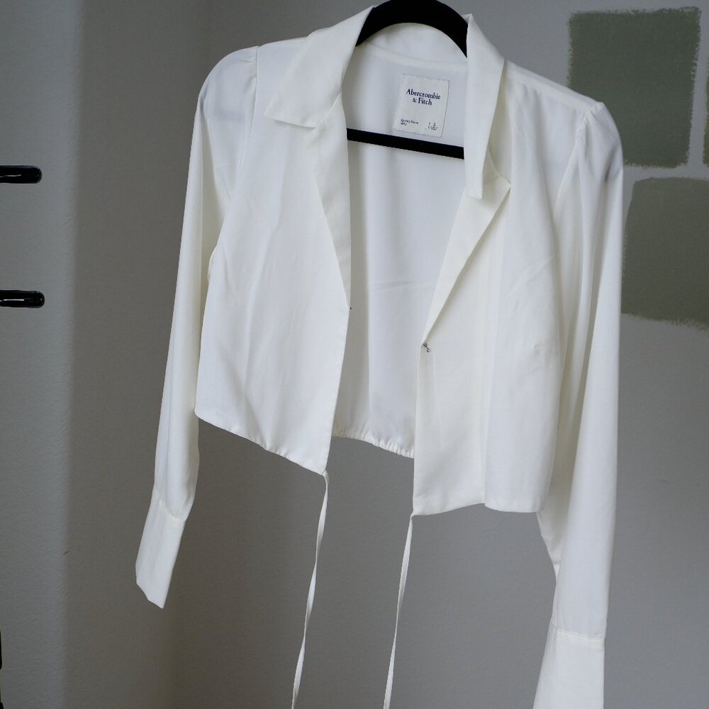 Abercrombie - Long sleeve cropped tie front white blouse